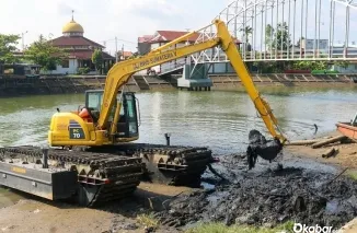 Kegiatan pengerukan sedimen di kawasan Batang Arau, Kota Padang, Kamis (16/7/2026). (Foto: Ist)