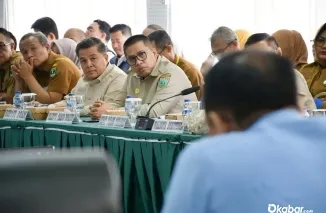 Bupati Agam Benni Warlis bersama sejumlah pihak terkait saat mengikuti rapat percepatan pembangunan Jalan Tol Padang-Pekanbaru ruas Sicincin-Bukittinggi di Kantor Kejaksaan Tinggi Sumatera Barat, Selasa (14/7/2026). (Foto: Ist)