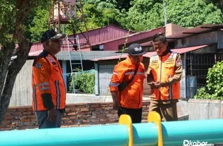 Kepala Dinas Lingkungan Hidup Kota Padang Fadelan Fitra Masta bersama jajaran tim lapangan meninjau pembenahan jalur hijau dan pemasangan perangkap sampah permanen di kawasan Batang Arau, Selasa (21/7/2026). (Foto: Ist)