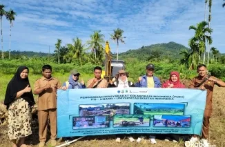 Tim dosen dan mahasiswa ITB, UNAND, serta Universitas Ekuitas Indonesia saat melakukan pendampingan pemulihan lahan dan pelatihan usaha bagi warga Salareh Aia pascabencana galodo. (Foto: Ist)