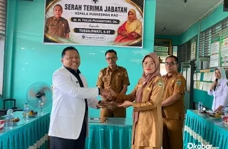 Kepala Dinas Kesehatan Pasaman dr. Yong Marzuhaili saat memimpin serah terima jabatan Kepala Puskesmas Rao dari dr. Tulus Pujiantro kepada Tusilawati, SST, Senin (13/7/2026). (Foto: Ist)