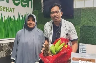 dr. Yusuf Nugraha, pendiri Klinik Harapan Sehat Cianjur, saat memeriksa pasien. (Foto: Ist)