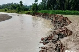 Tim BPBD Kabupaten Agam bersama pemerintah nagari memantau lokasi runtuhnya tebing Sungai Batang Tiku di Jorong Bukik Malintang, Nagari Tiku Utara, Senin (20/7/2026). (Foto: Ist)