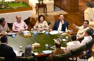 Presiden Prabowo Subianto berbincang dengan Ketua Dewan Ekonomi Nasional Luhut Binsar Pandjaitan bersama jajaran DEN dalam pertemuan di kediaman Hambalang, Bogor, Jawa Barat, Selasa (14/7/2026). (Foto: Ist)
