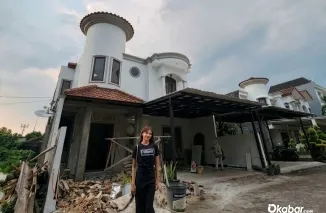 Ummi Quary berfoto di depan rumah barunya yang mengusung konsep unik bak kastel dengan desain bundar yang estetik. (Foto: Ist)