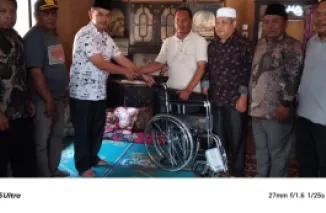 Wakil Bupati Pasaman Parulian Dalimunte Serahkan Kursi Roda Untuk Lansia Stroke