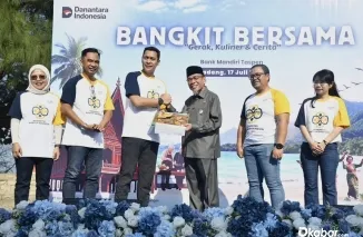 Wakil Wali Kota Padang Maigus Nasir bersama Direktur Transformasi dan Pengembangan Usaha Bank Mandiri Taspen Noer Fajrieansyah saat pembukaan kegiatan "Bangkit Bersama, Gerak, Kuliner, Cerita" di Pantai Puruih, Padang, Jumat (17/7/2026). (Foto: Ist)