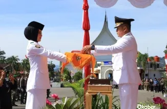 Bupati Pasaman Welly Suhery bertindak sebagai Inspektur Upacara Peringatan HUT ke-81 Kemerdekaan RI di halaman Kantor Bupati Pasaman, Senin (17/8/2026). (Foto: Ist)