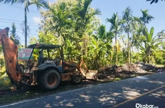 Petugas persampahan membersihkan tumpukan sampah di sepanjang Jalan By Pass Lubuk Sikaping, Kabupaten Pasaman, Sabtu (29/8/2026). (Foto: Ist)
