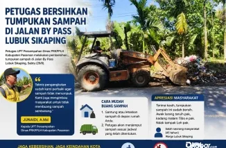 Petugas UPT Persampahan Dinas PRKPPLH Kabupaten Pasaman membersihkan tumpukan sampah di Jalan By Pass Lubuk Sikaping, Sabtu (29/8/2026). (Foto: Ist)