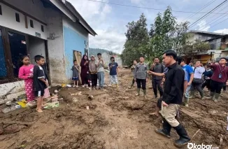Wakil Presiden Gibran Rakabuming meninjau kerusakan di Desa Koto Gaek Guguak, Kabupaten Solok, Jumat (25/9/2026). (Foto: Ist)