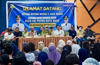 Warga Rosmina adukan PKH terhenti karena anak terlibat judol kepada Wali Kota Rico Waas. (Foto: Ist)