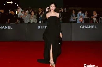 Dian Sastrowardoyo tampil memukau di karpet merah Busan International Film Festival 2026. (Foto: Ist)