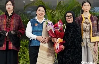 Ketua Dekranasda Medan Airin Rico Waas sapa desainer di MFCF 2026 Sun Plaza. (Foto: Ist)