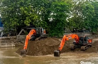 Pekerjaan pengerukan sedimen Sungai Batang Kuranji di kawasan Siteba, Kecamatan Nanggalo, Kota Padang. (Foto: Ist)