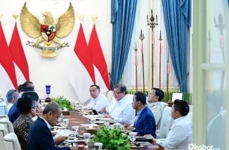 Presiden Prabowo pimpin rapat di Istana Merdeka. (Foto: Ist)